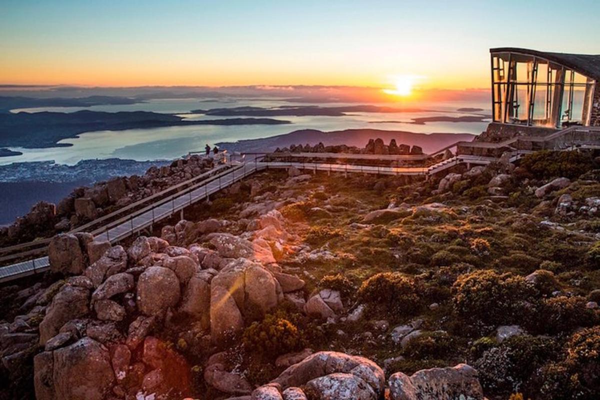 una puesta de sol en la cima de una montaña