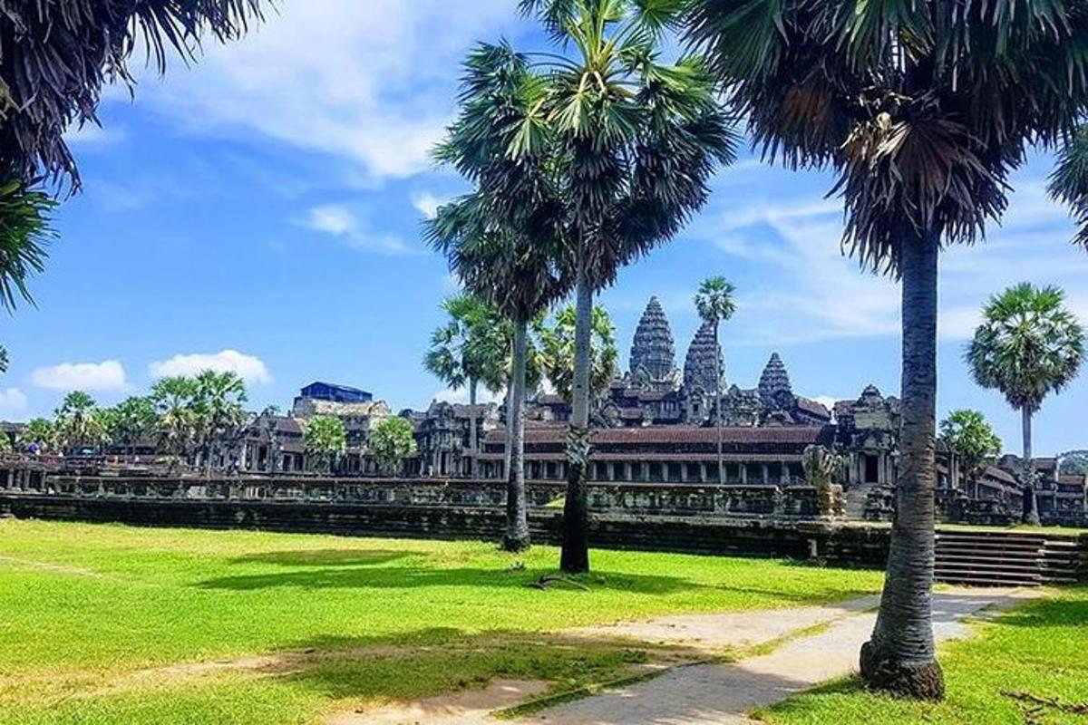 taman dengan pokok palma di hadapan bangunan