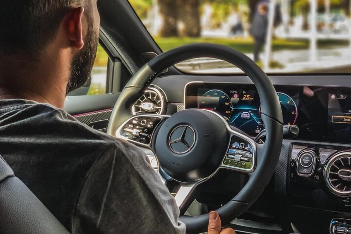 un uomo alla guida di una Mercedes-Benz