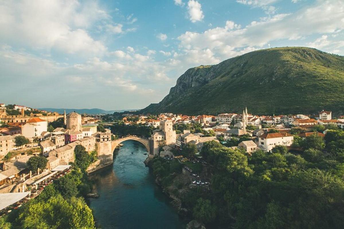 vista aèria d'una ciutat amb un pont sobre un riu