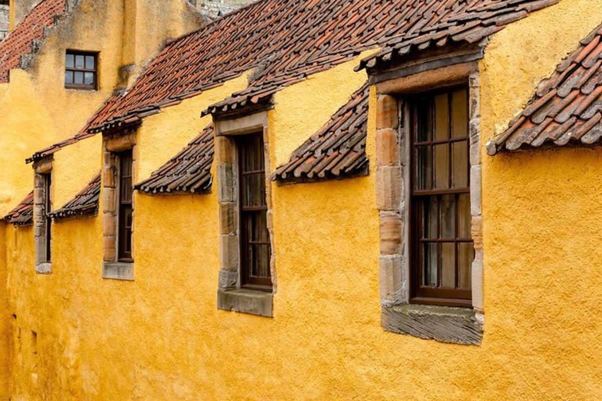 một dãy cửa sổ trên một tòa nhà màu vàng