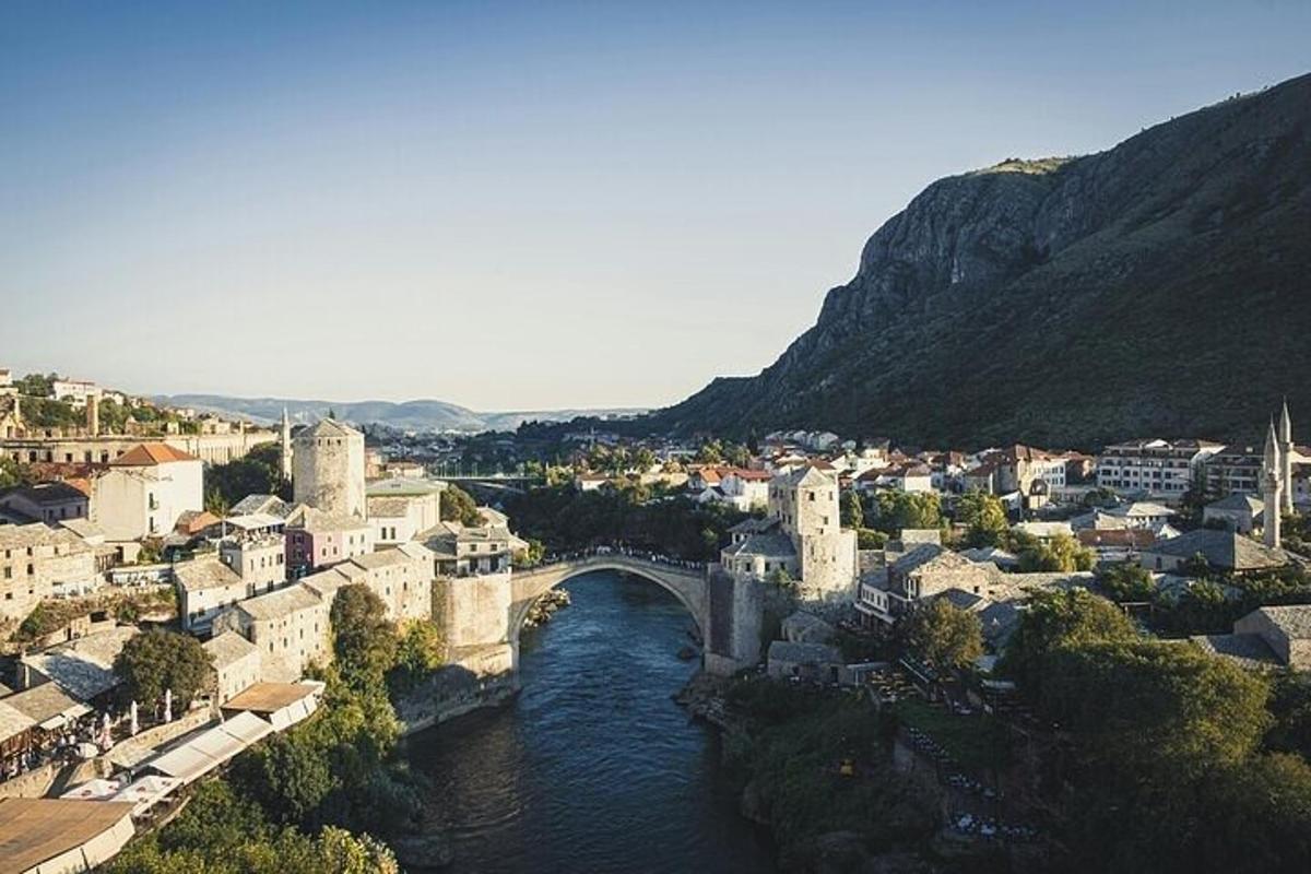 un pont sobre un riu en una ciutat amb edificis