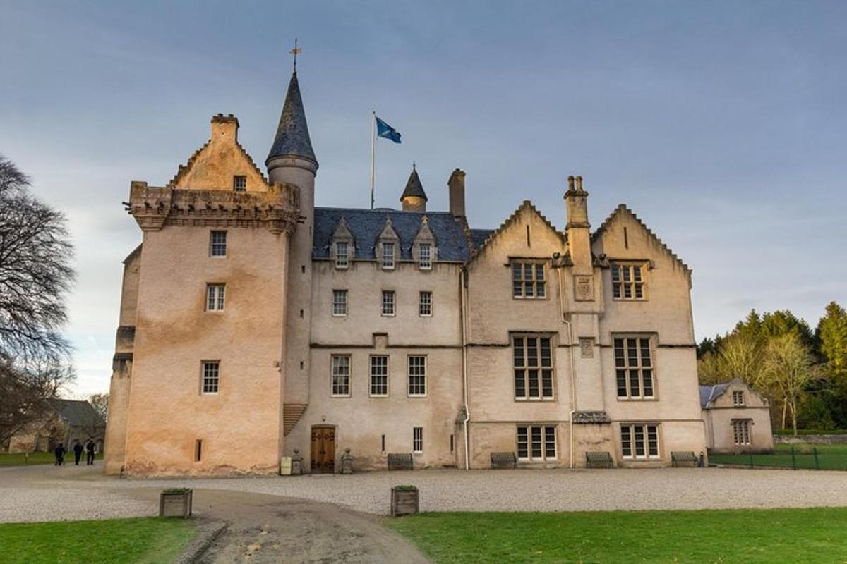 starý hrad s vlajkou na vrchole