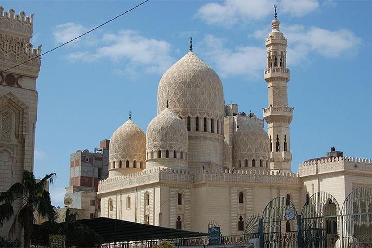 un grande edificio bianco con una torre in cima