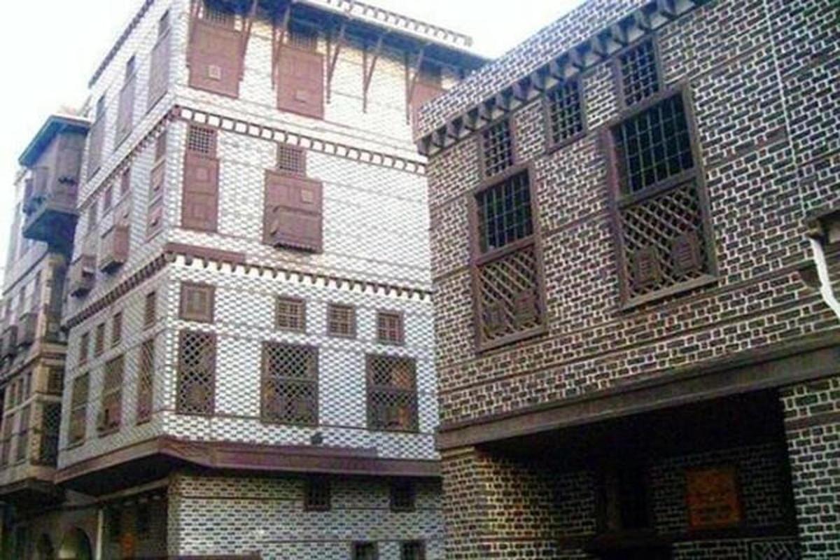 un grande edificio in mattoni con molte finestre