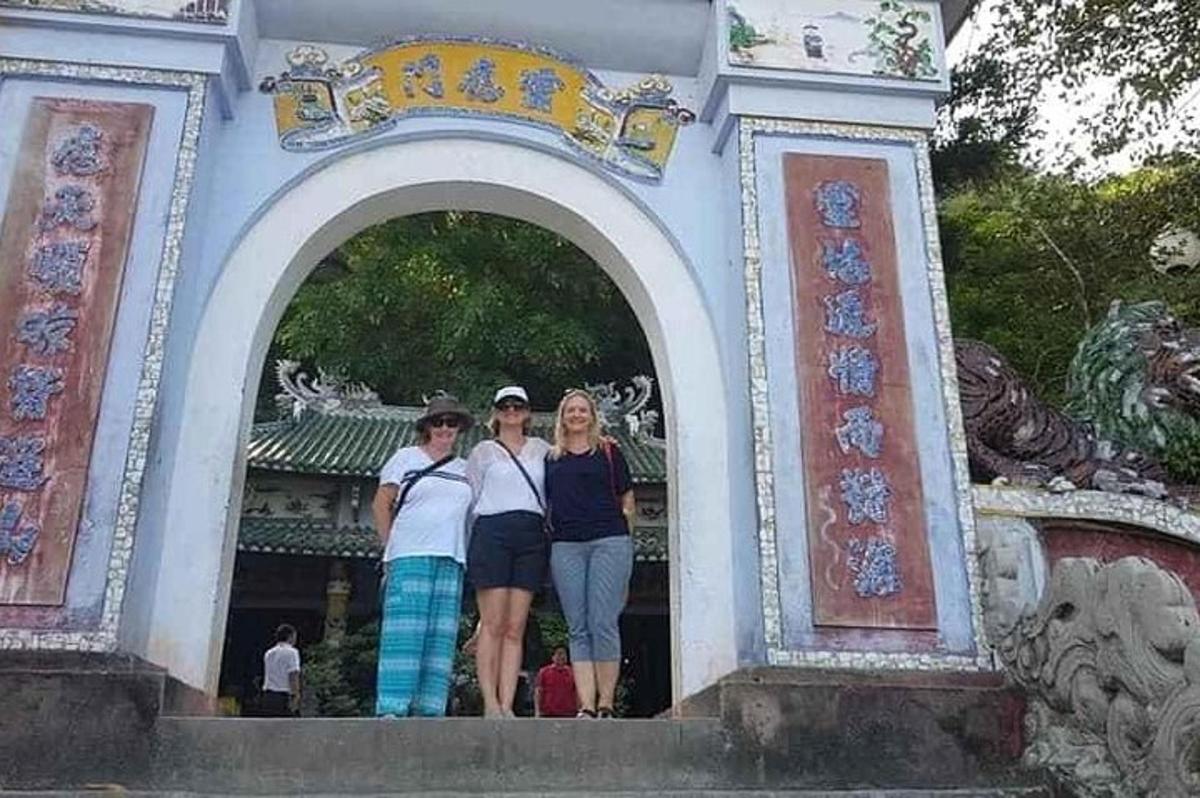 tre personer som står i en bue i et tempel