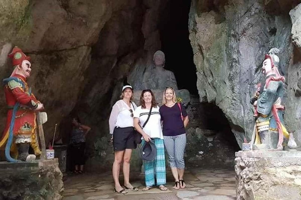 en gruppe kvinner som står foran en statue