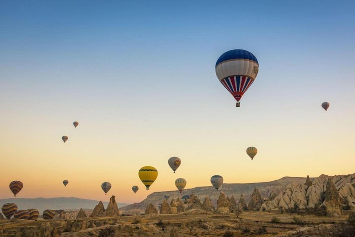 egy csoport hőlégballon repül az égen