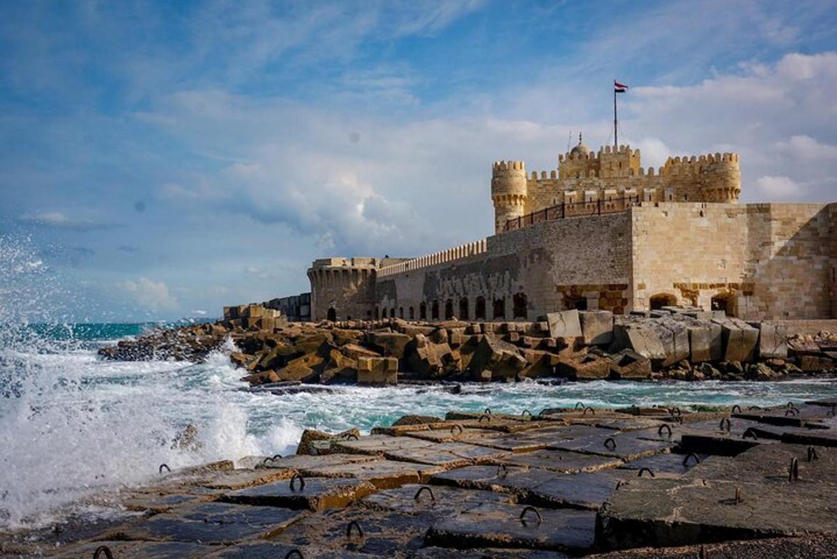 Un castillo en las rocas cerca del océano