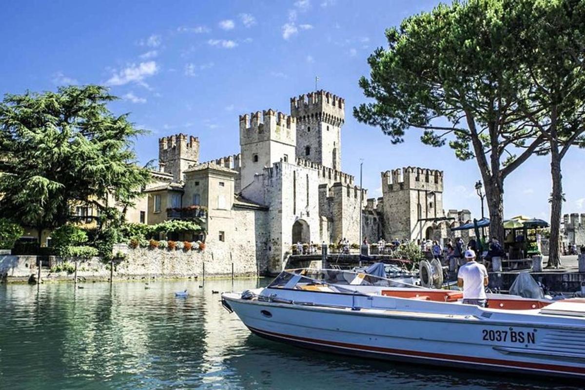 una barca a l'aigua davant d'un castell