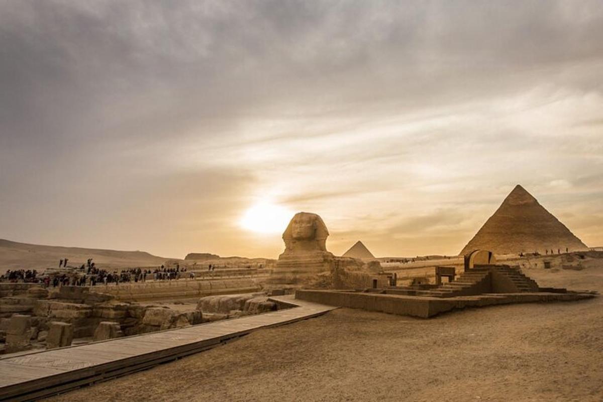 Una vista de las pirámides de Giza y la esfinge.