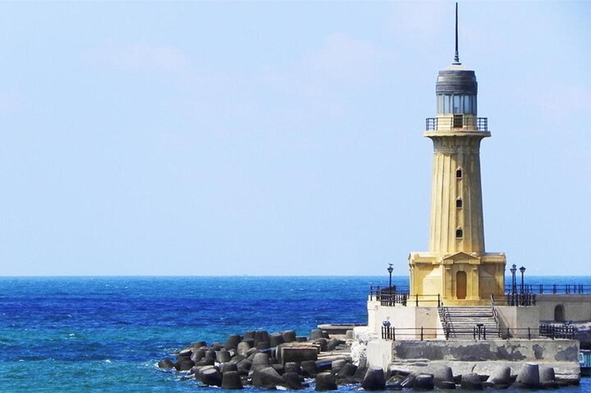 Un faro situado en las rocas cerca del océano.