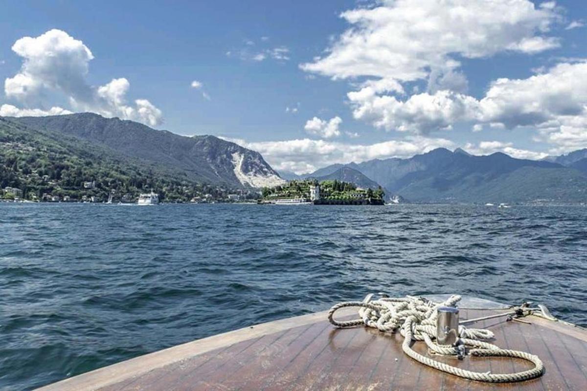 a rope on the end of a boat in the water