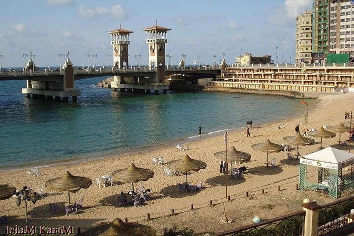 şemsiyeli, köprülü ve su dolu bir plaj
