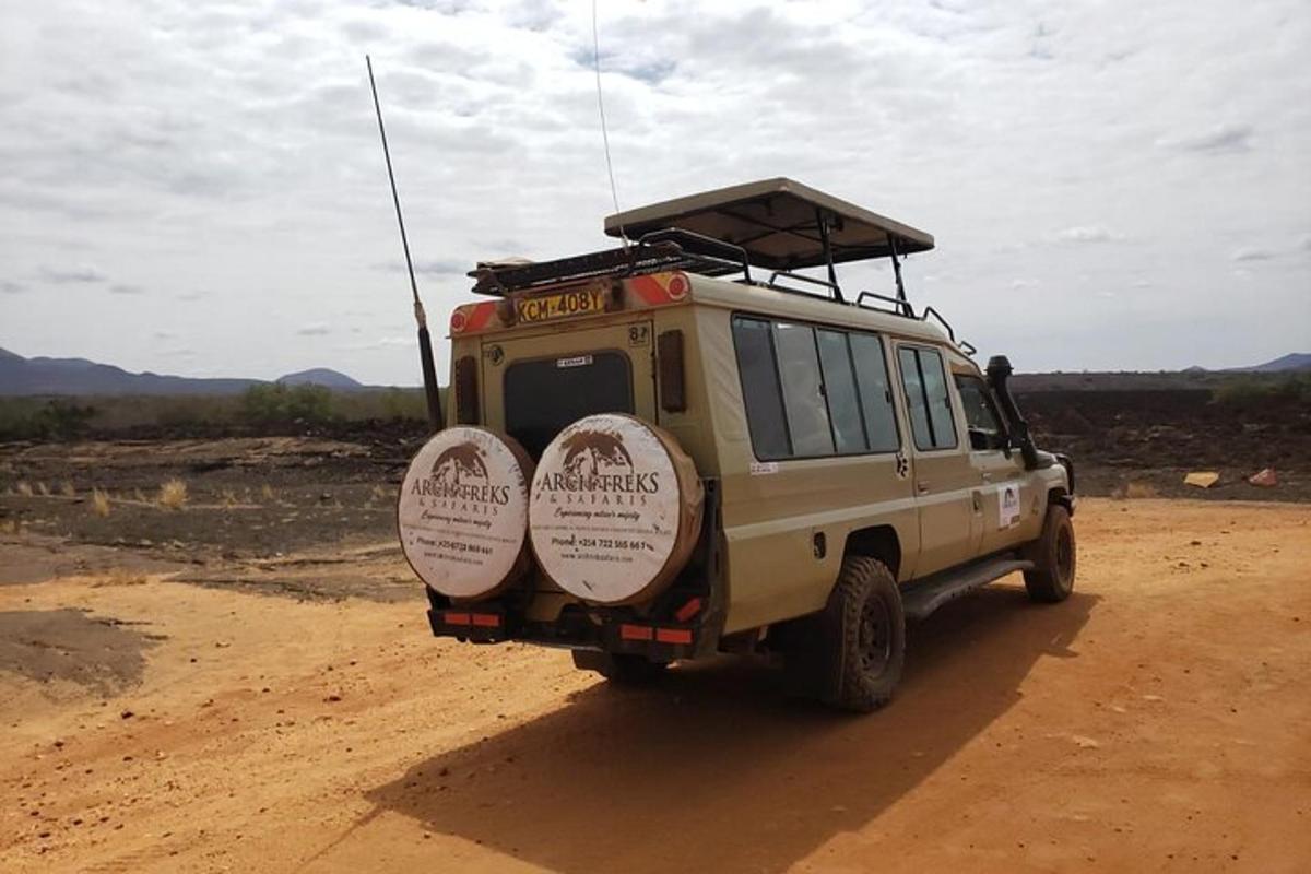 una jeep che percorre una strada sterrata nel deserto