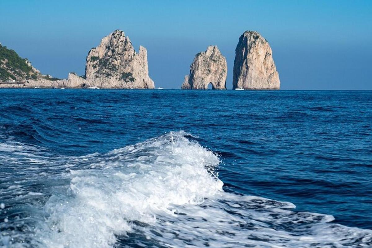 ein Boot im Ozean mit Felsen im Wasser