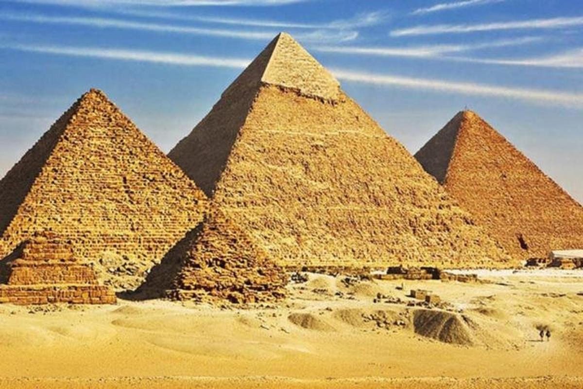 un grup de piramide așezate în deșert