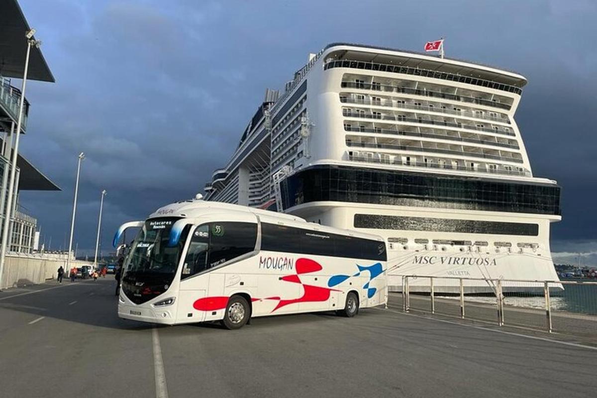 un autobús aparcat davant d'un creuer