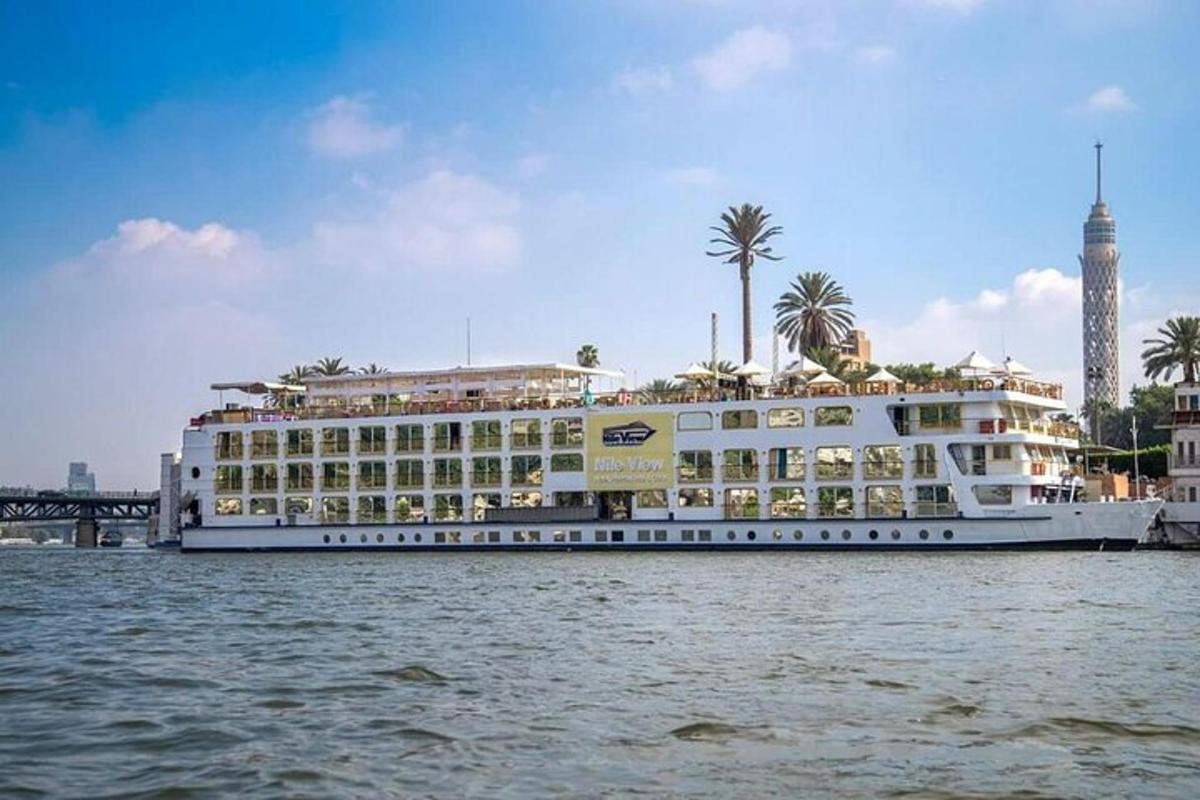 um grande navio de cruzeiro na água ao lado de um prédio