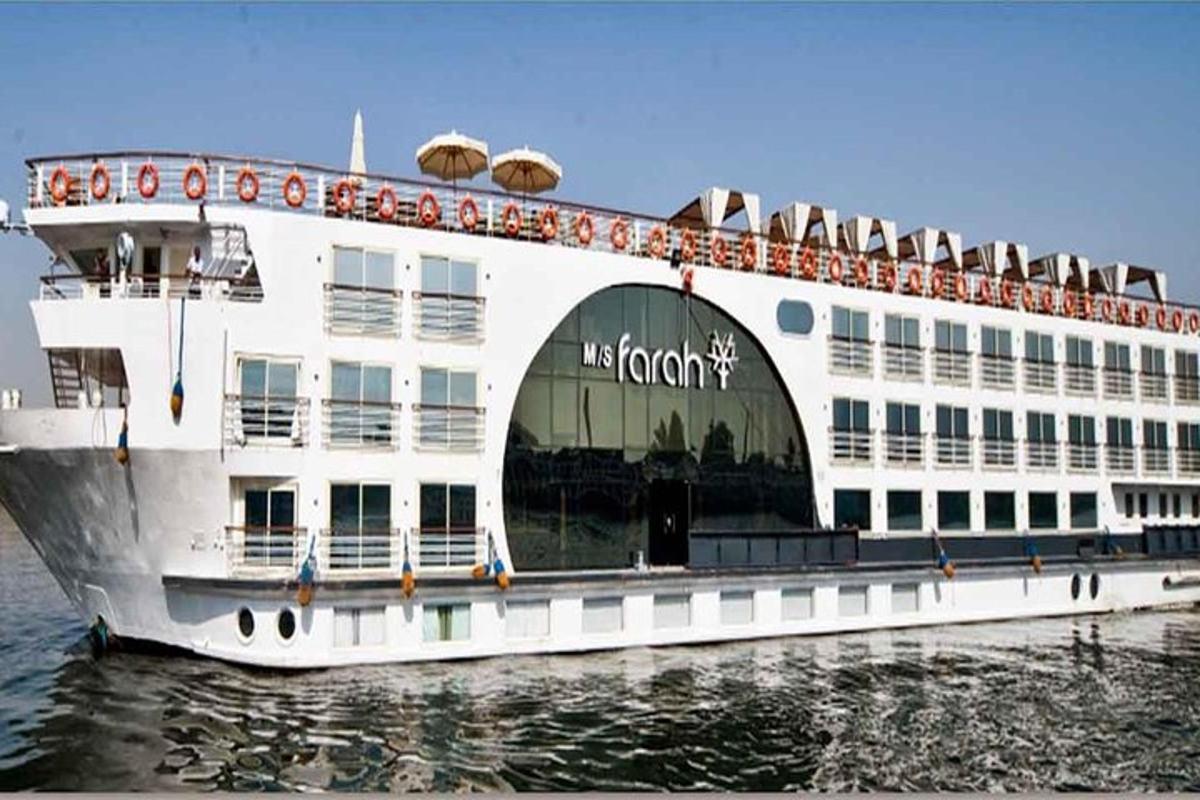 una grande nave da crociera in acqua accanto a un edificio