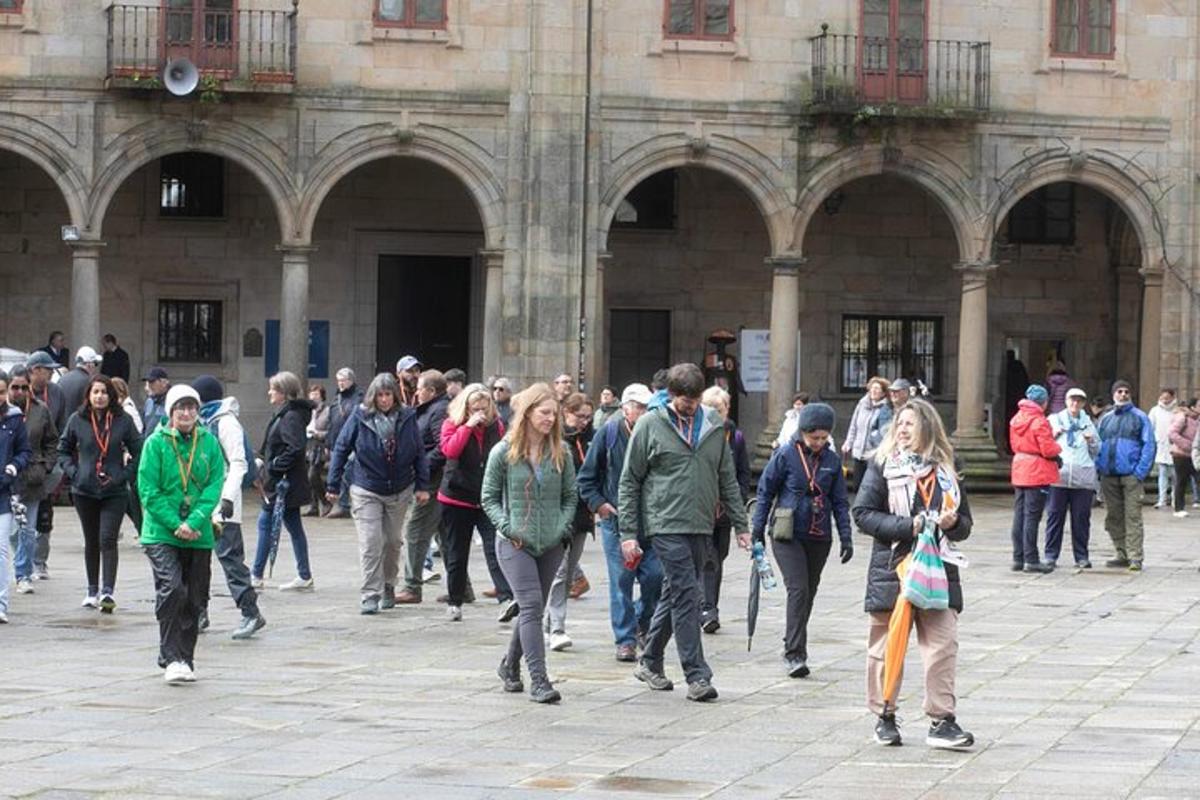 una multitud de gent caminant davant d'un edifici