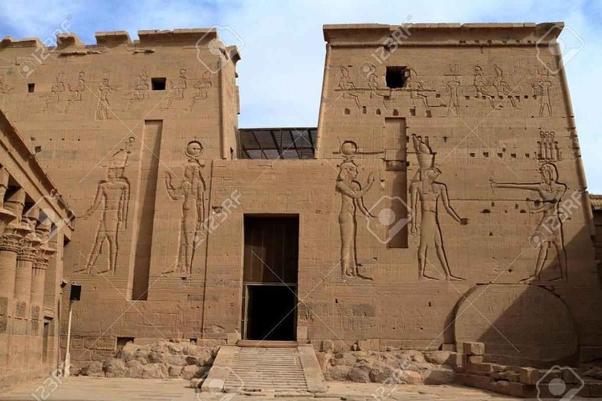 un edificio con geroglifici sul lato