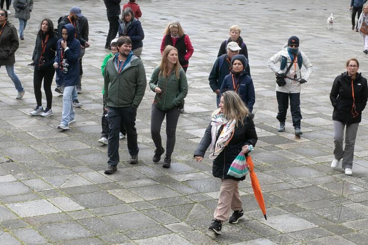 un grupo de personas caminando por una calle