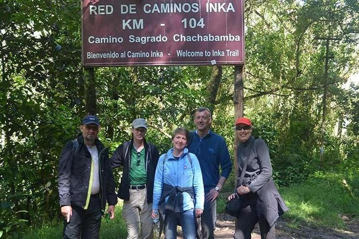 Un grupo de personas de pie delante de un cartel
