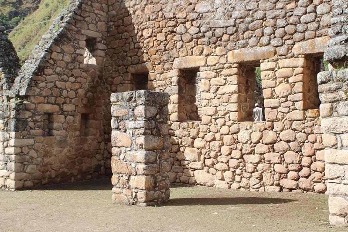 un edificio in pietra con finestre e un pilastro in pietra