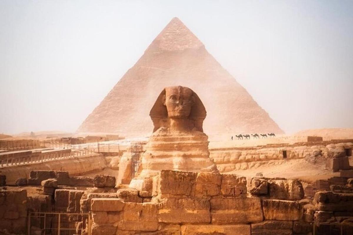 pohled na pyramidu a sfingu