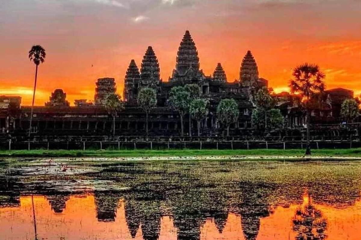 una posta de sol sobre el temple d'Angkor Wat