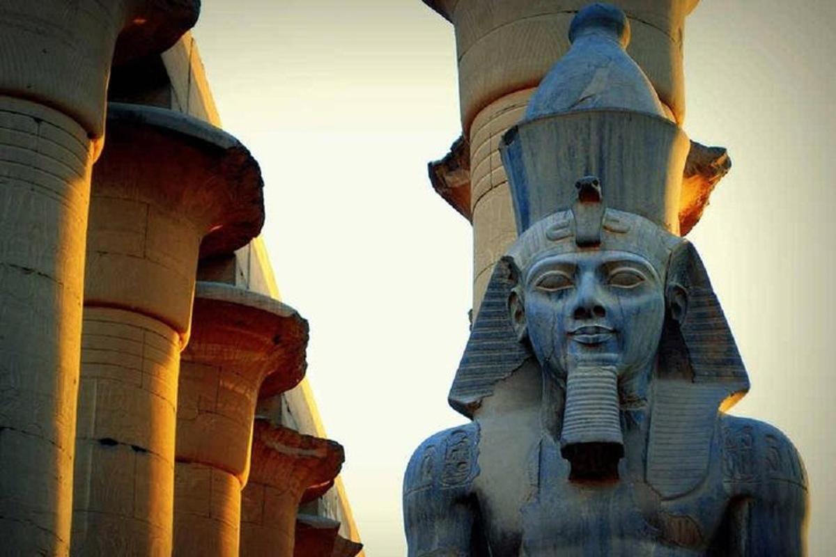 eine Statue an der Seite eines Gebäudes