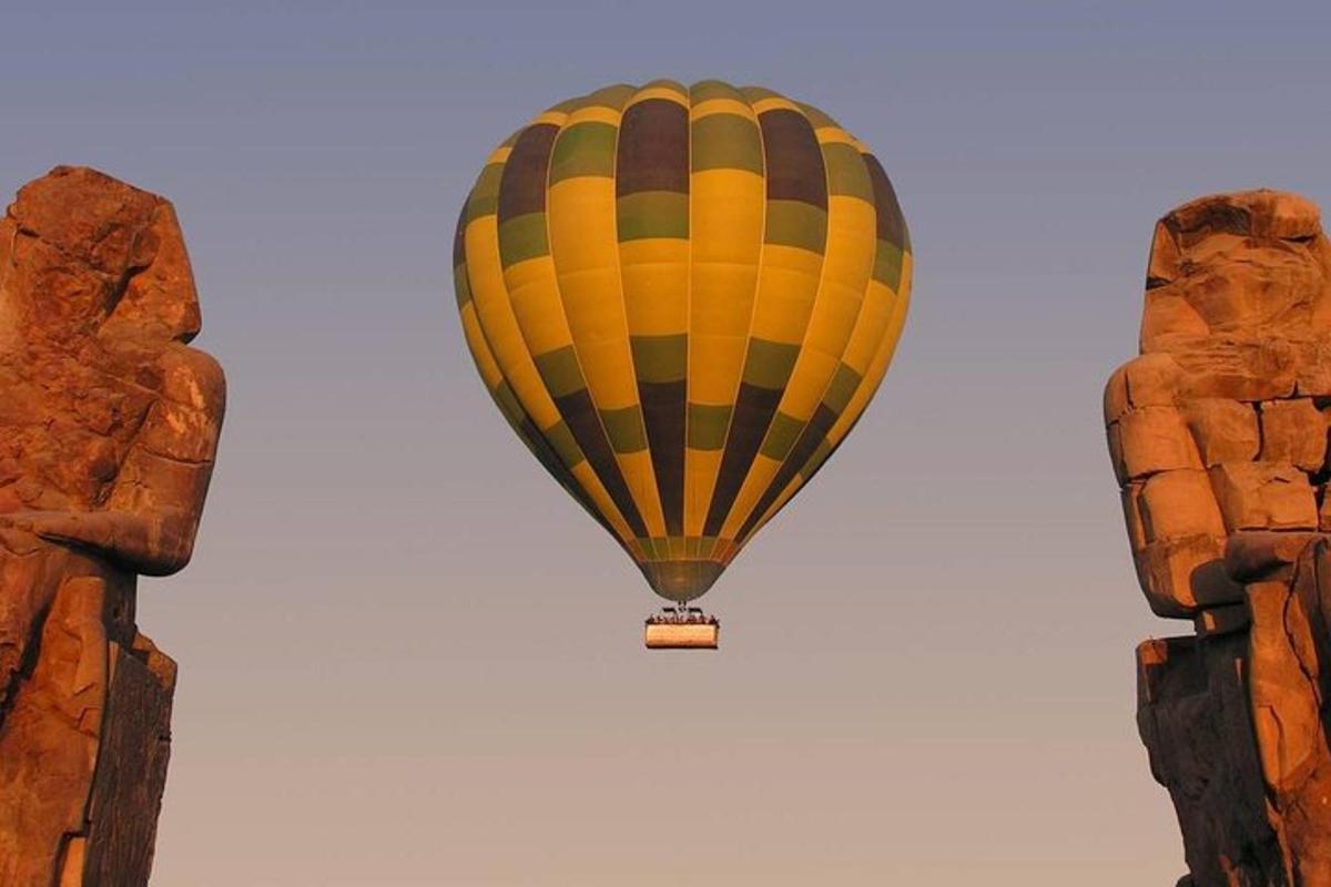 ein gelber und schwarzer Heißluftballon am Himmel