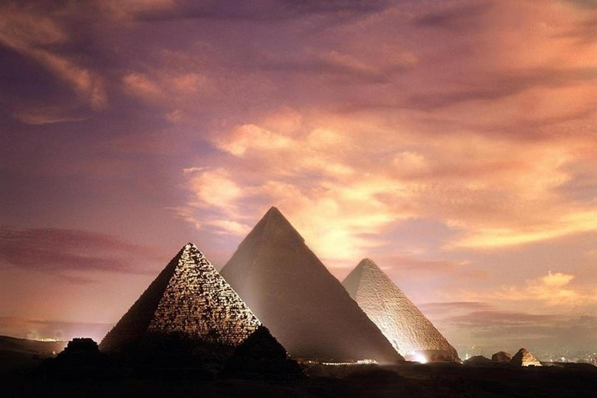 pemandangan piramid giza di bawah langit yang mendung