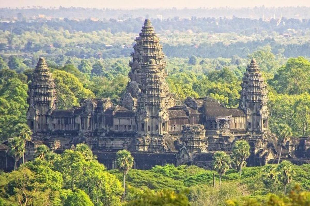 un grup de temples al cim d'un turó