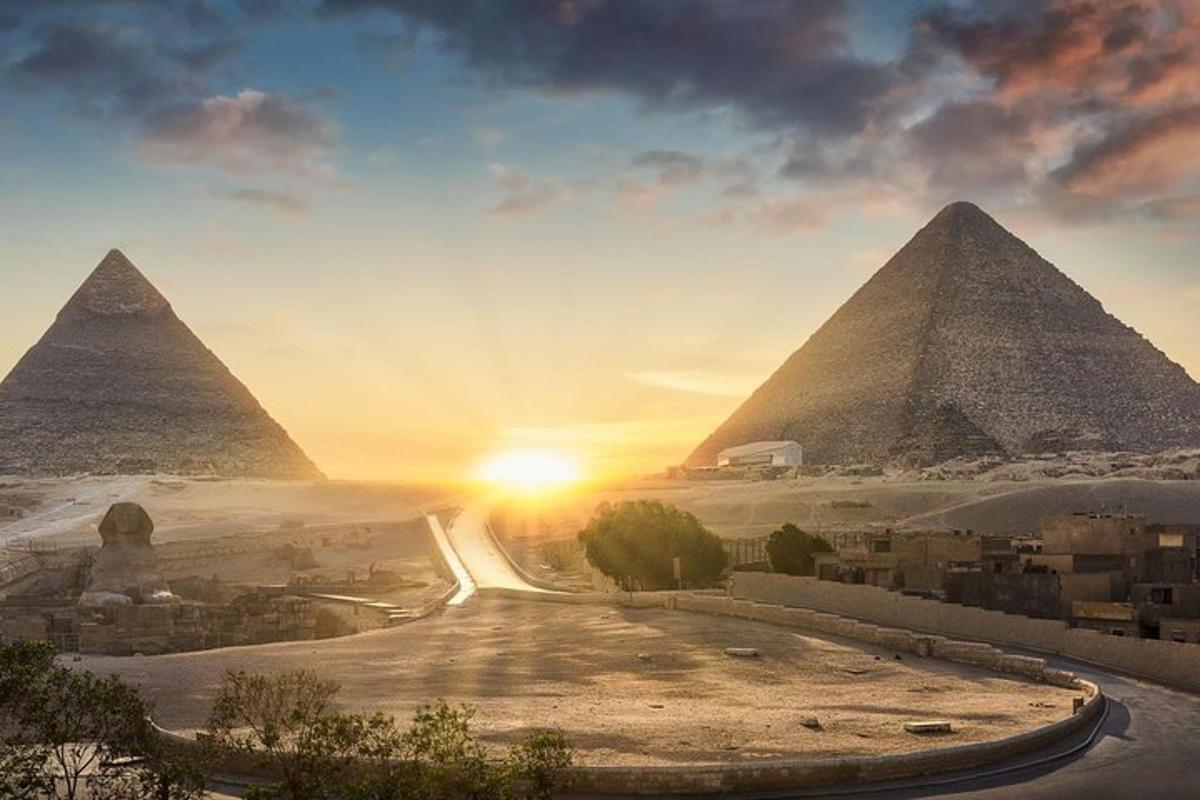 pemandangan piramid giza pada waktu matahari terbenam
