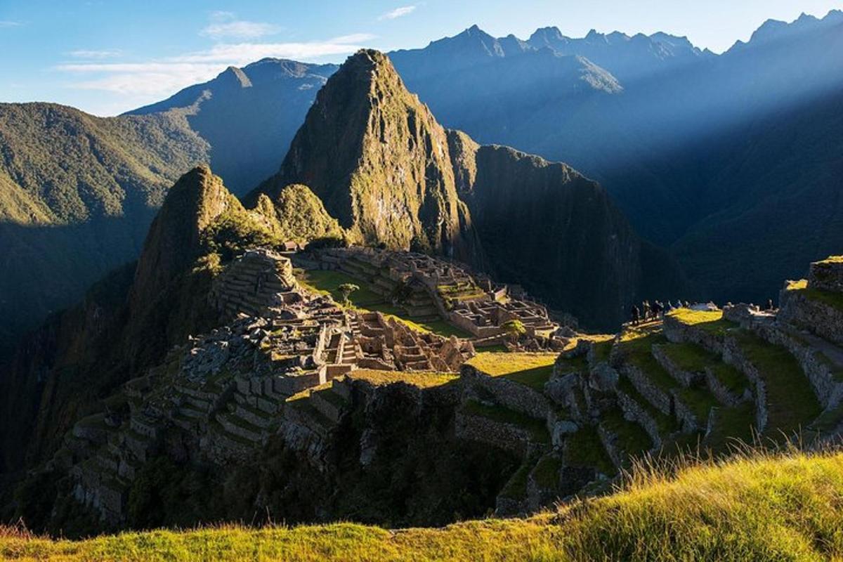 uma cidade antiga na encosta de uma montanha