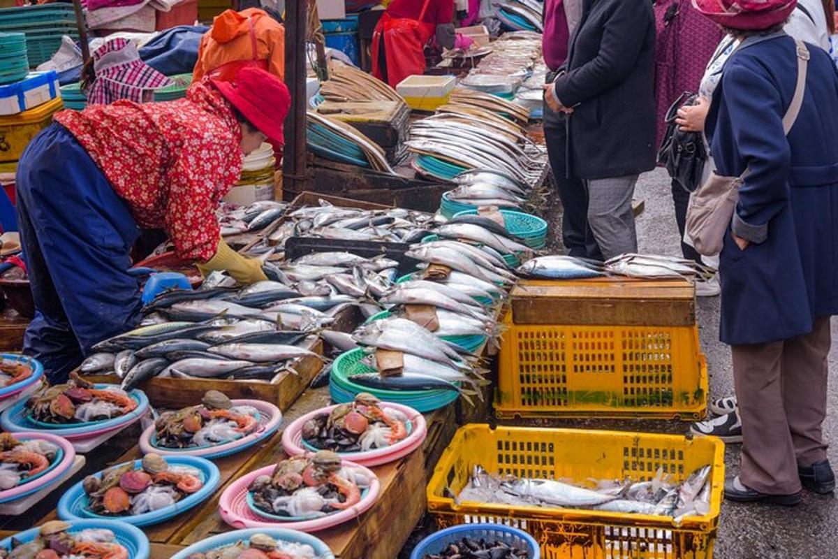 Una mujer mirando una exhibición de pescado en un mercado.