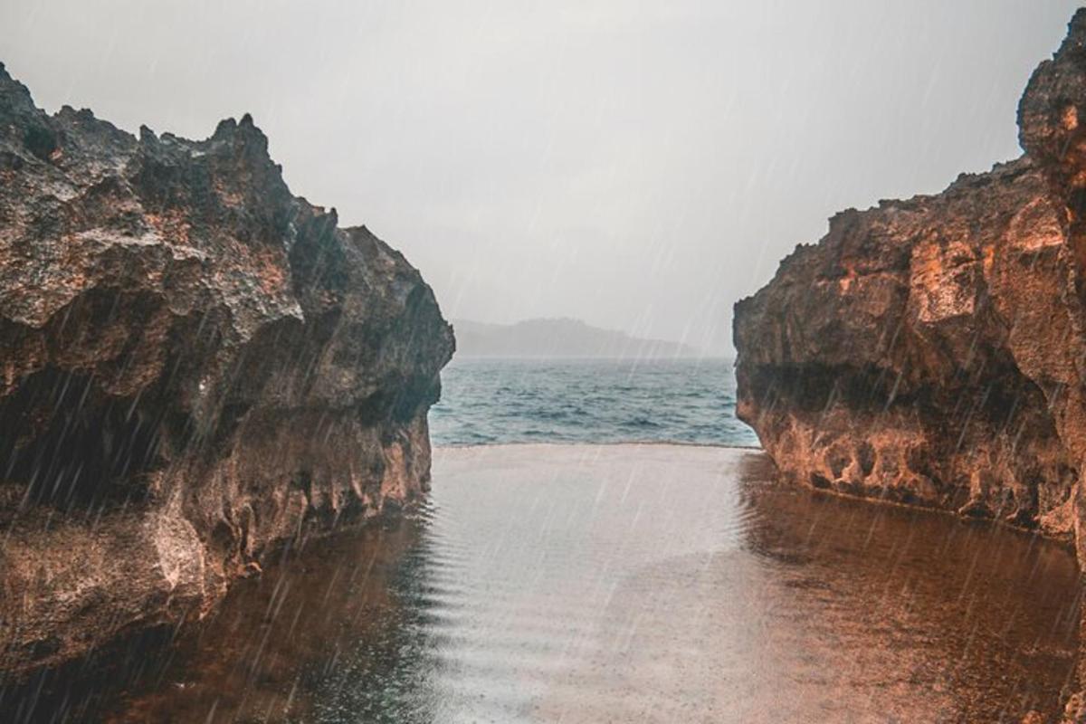 pemandangan lautan di antara dua batu besar