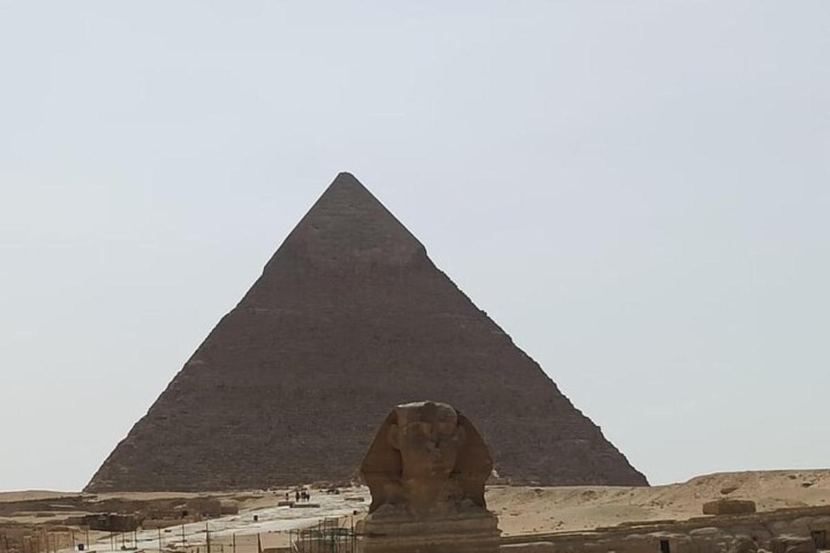 velká socha před pyramidou