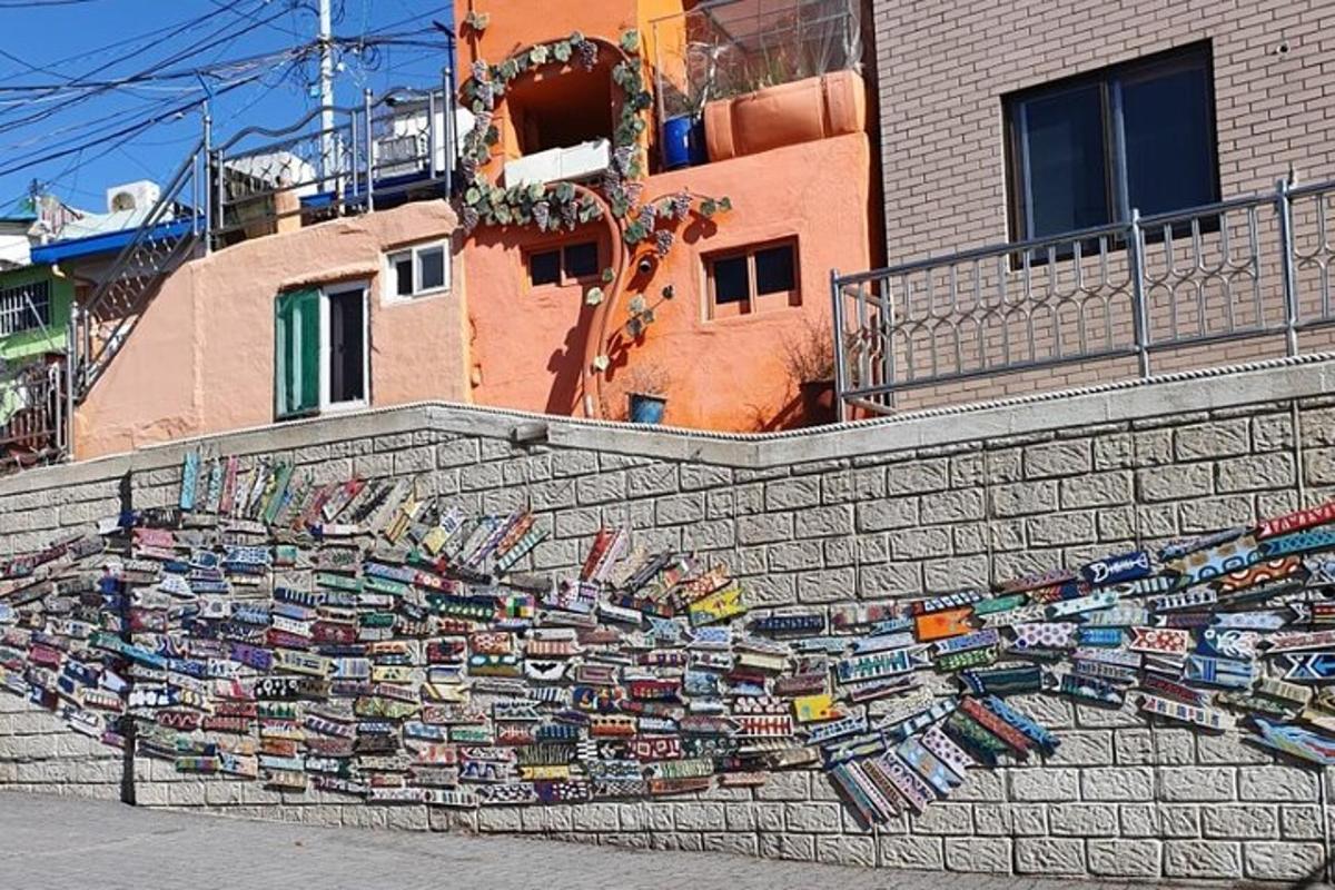 uma parede com um mural na lateral de um prédio