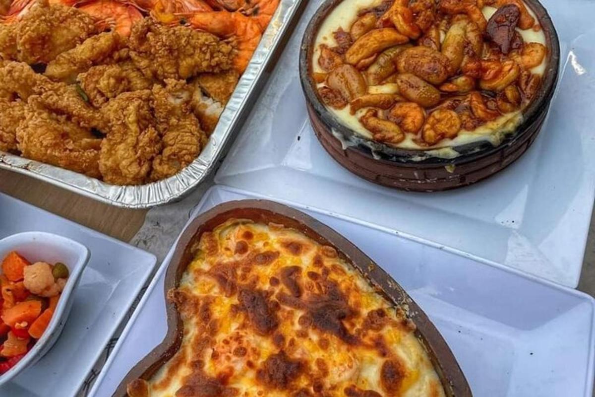 3つの皿に食べ物が載ったテーブル