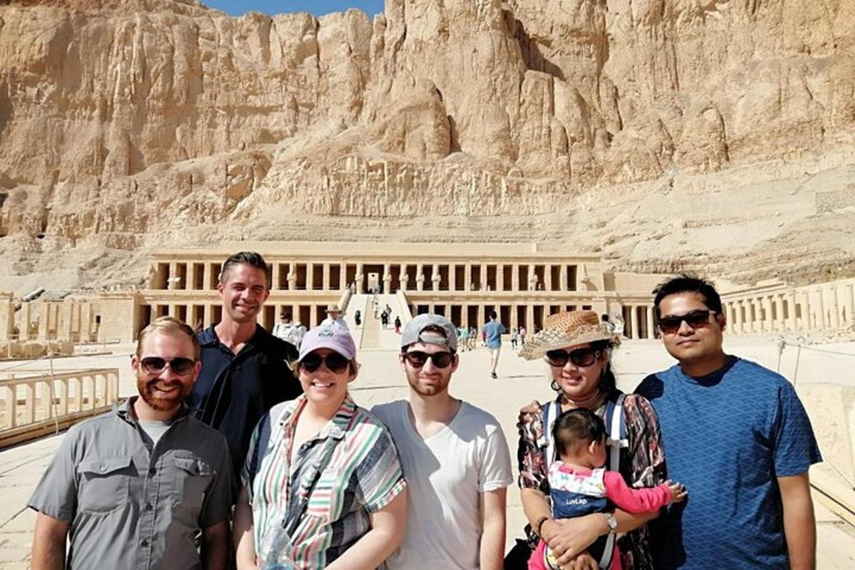 un grup de persones posant per a una foto davant d'un edifici