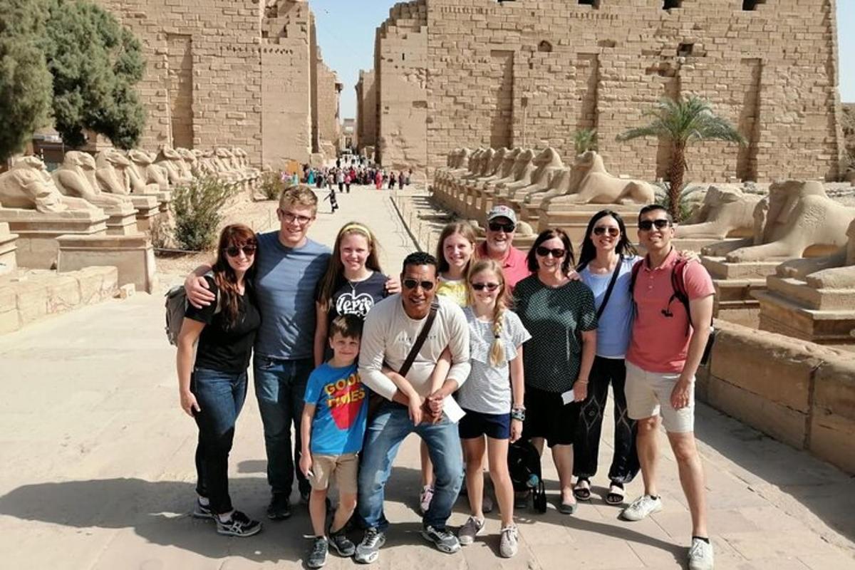 un grup de persones posant per a una foto davant d'un edifici