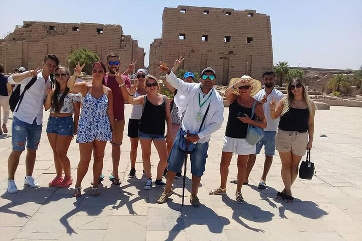 un grup de persones posant per a una foto davant d'un edifici