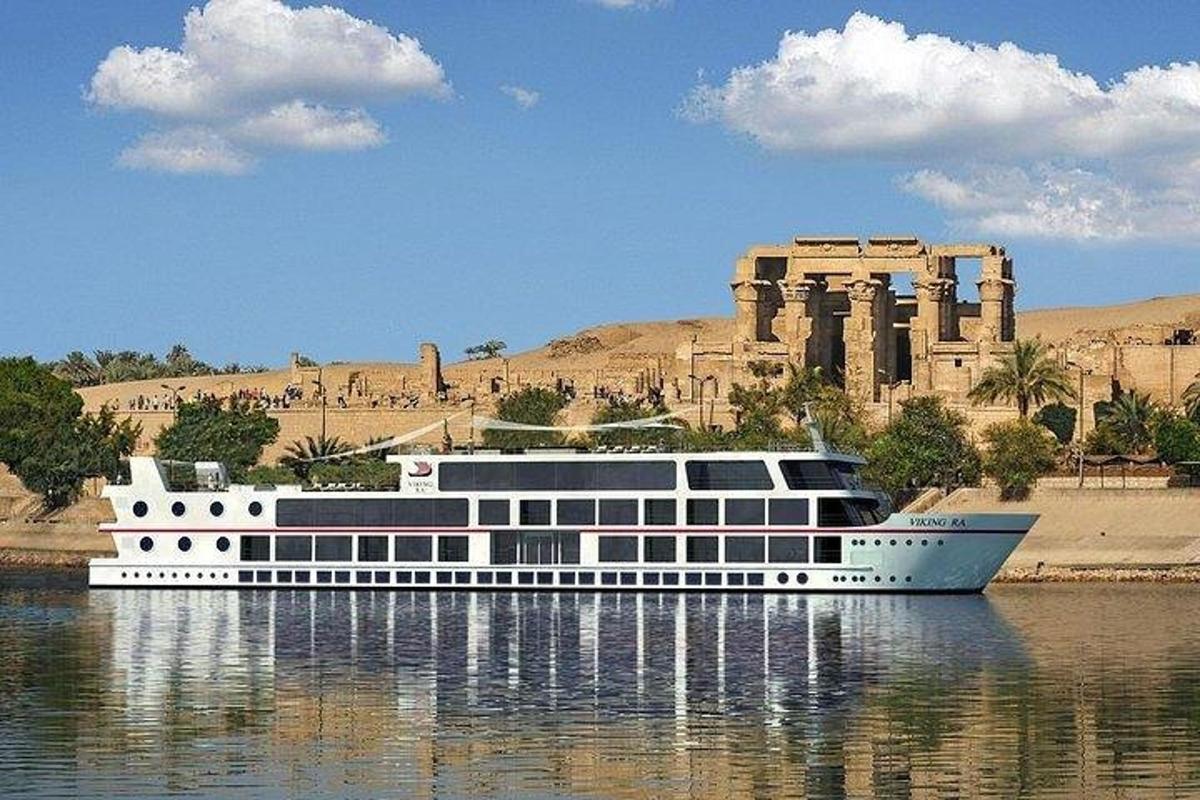un creuer a l'aigua davant d'un edifici