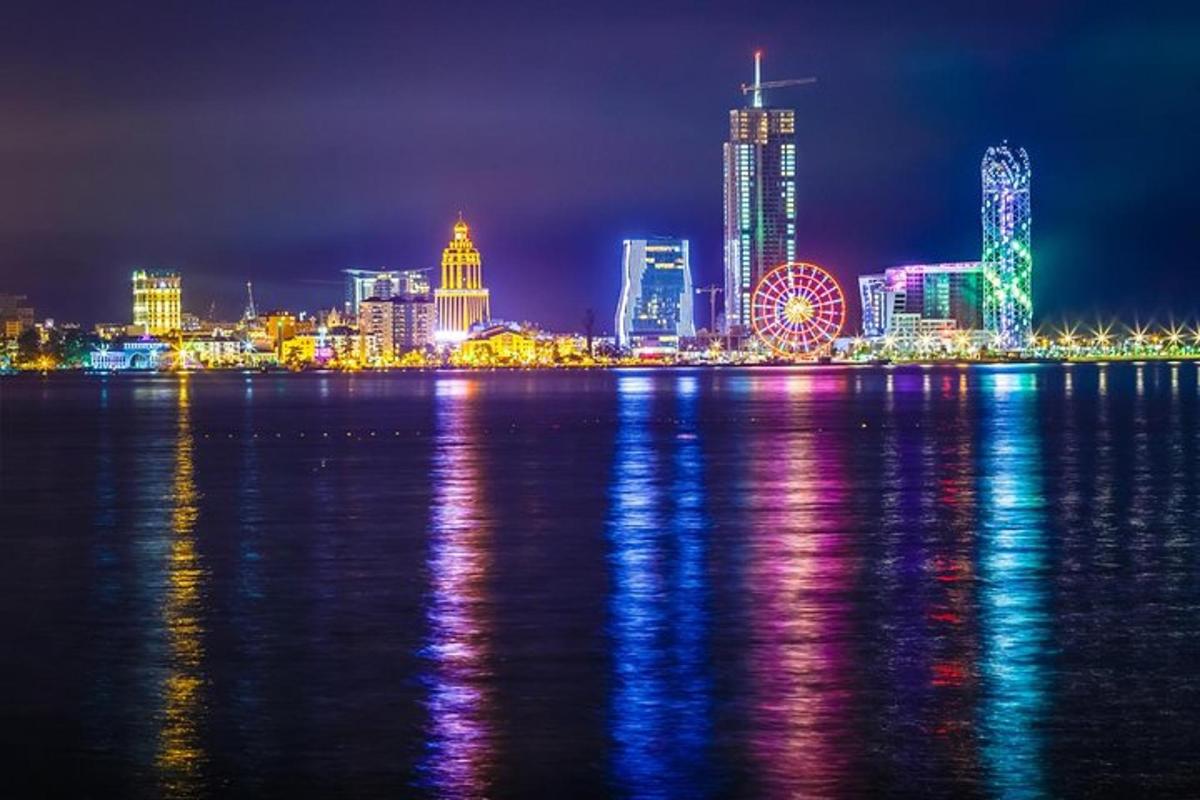 una vista di una città di notte dall'acqua
