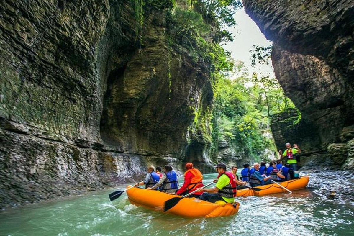 un gruppo di persone che scendono in kayak lungo un fiume