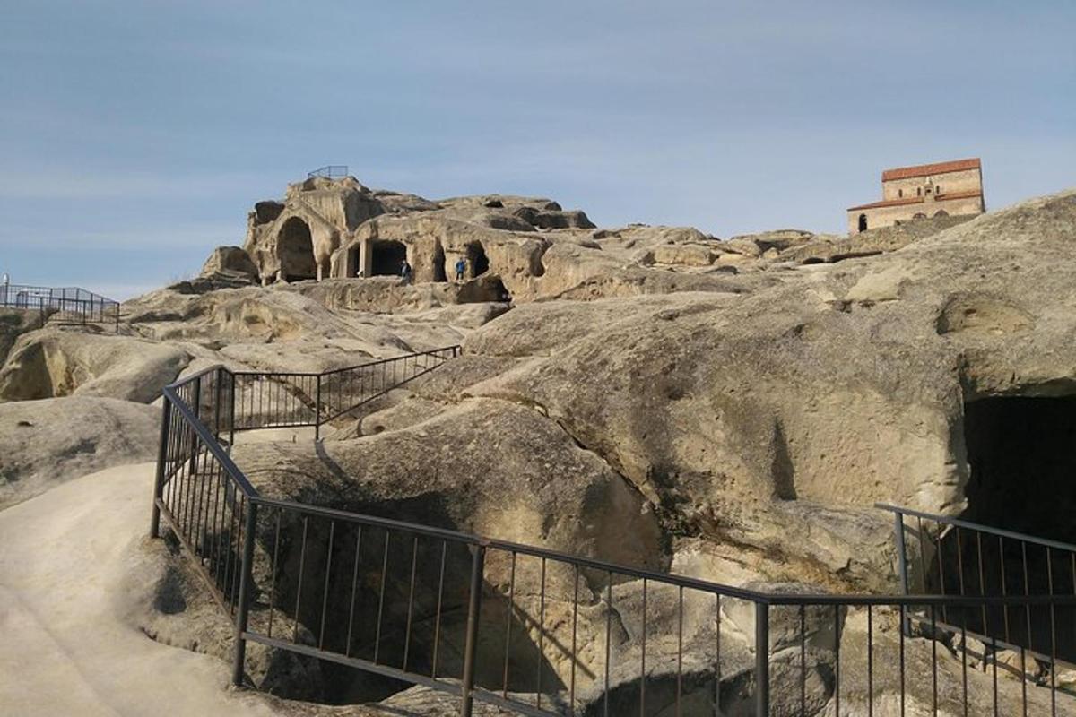 una scala che conduce a una grotta in una formazione rocciosa