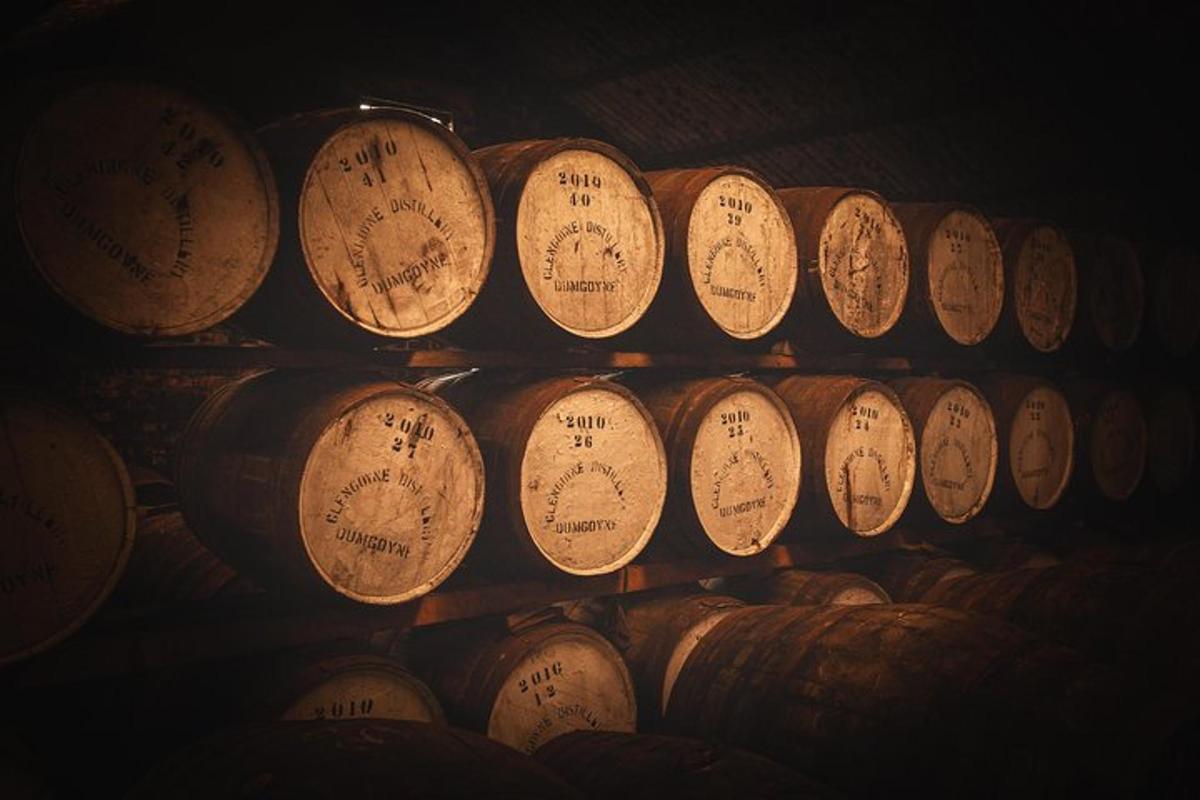 una fila di botti di vino di legno in una cantina